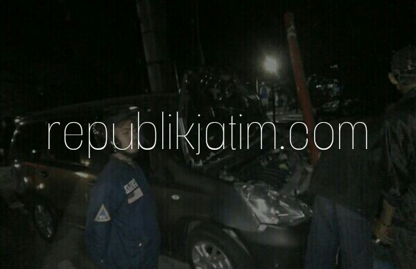 RINGSEK - Satu unit mobil Grand Livina kondisi ringsek bagian depan pasca menabrak tiang hingga ringsek bagian depannya menjadi tontonan pengguna jalan, Kamis (12/07/2018) malam.