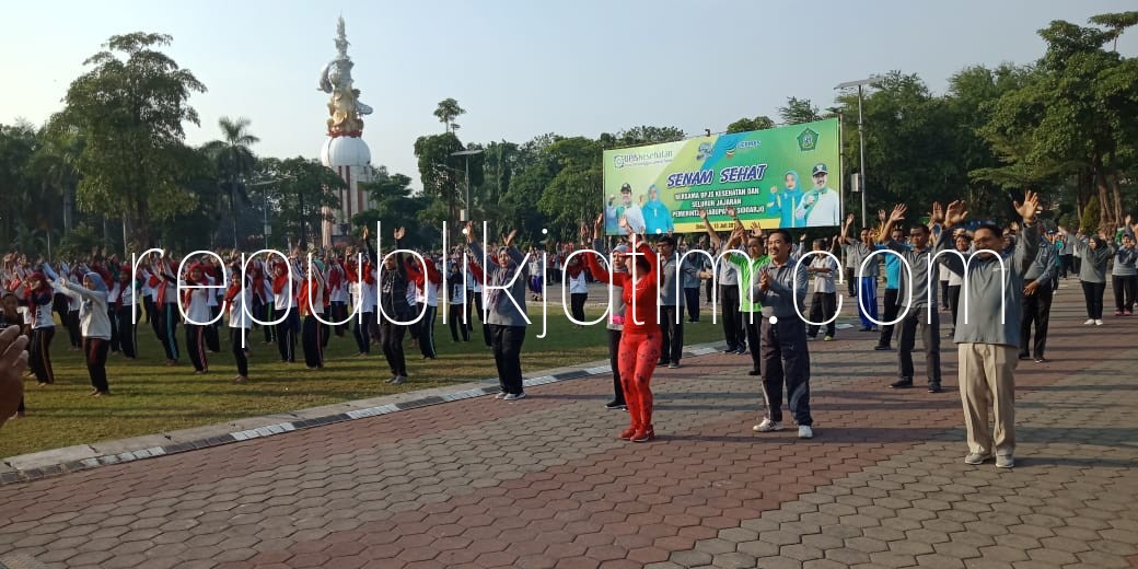 SENAM BERSAMA - Wakil Bupati Sidoarjo, Nur Ahmad Syaifuddin dan Kepala BPJS Kesehatan Sidoarjo, Sri Mugirahayu memimpin senam bersama untuk menjaga kesehatan warga Sidoarjo, Jumat (13/07/2018).