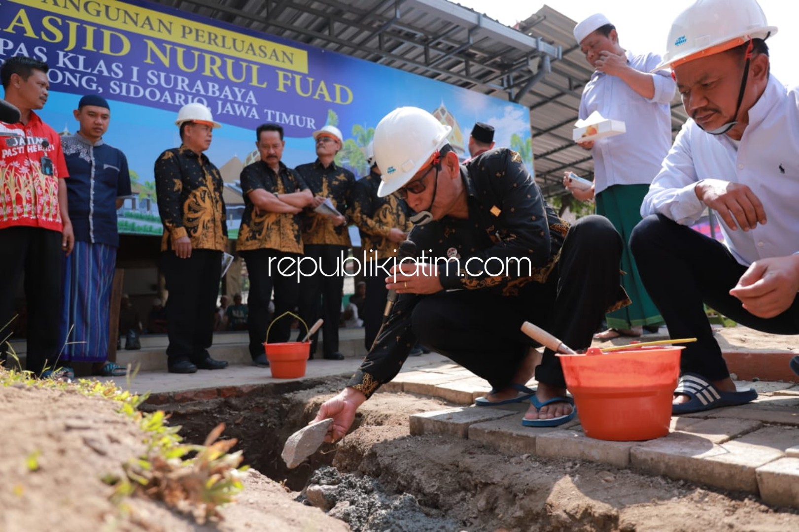 PERLUASAN - Kalapas Porong, Suharman meletakkan batu pertama perluasan Masjid Nurul Fuad Lapas Surabaya di Porong, Sabtu (13/07/2019).
