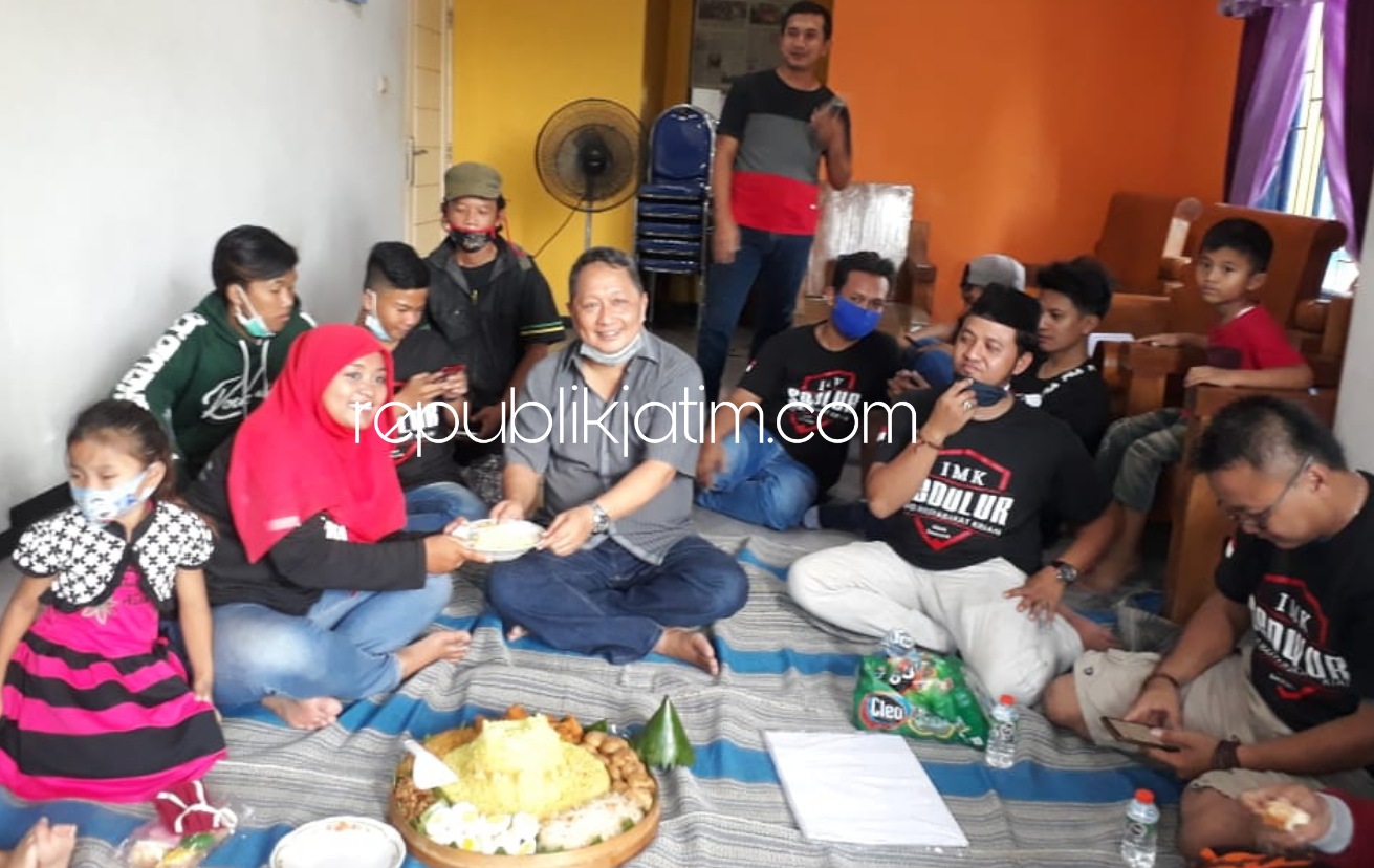 TUMPENG - Admin dan followers Info Masyarakat Krian (IMK) menggelar potong tumpeng sebagai rasa syukur berusia 2 tahun di bascamp Dusun Parengan, Desa Kraton, Kecamatan Krian, Sidoarjo, Minggu (12/07/2020). 