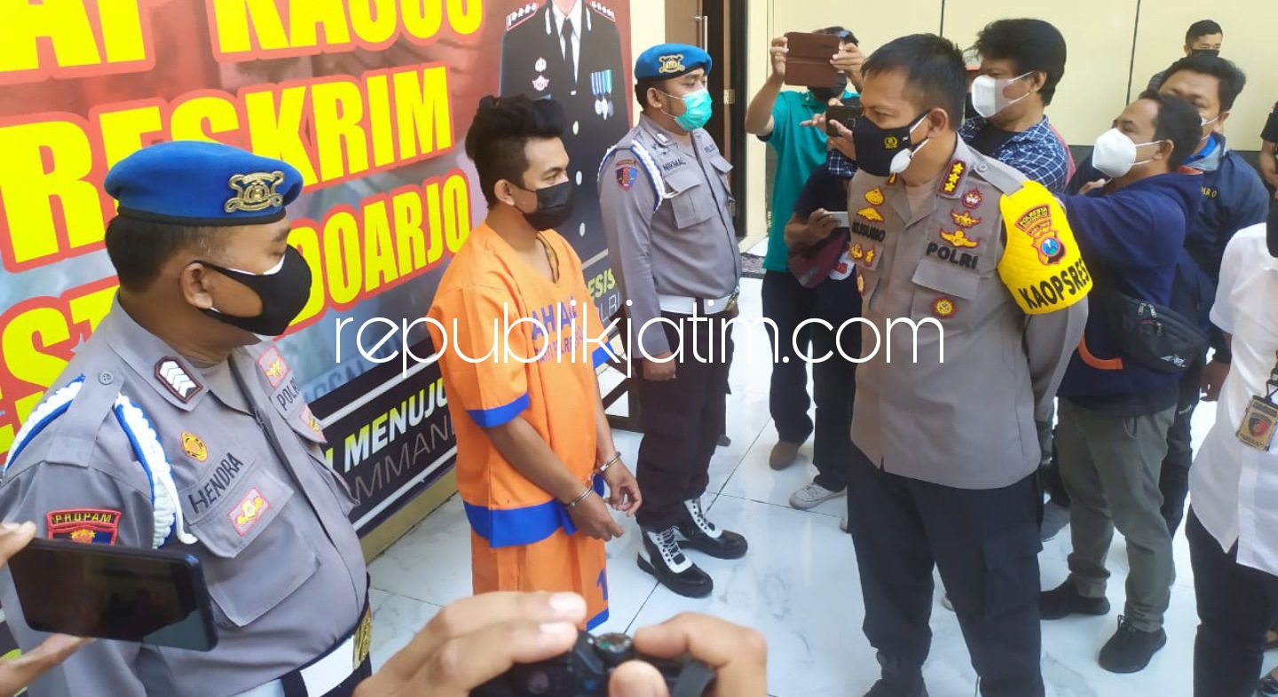 INTEROGASI - Kapolresta Sidoarjo, Kombes Pol Kusumo Wahyu Bintoro menginterogasi tersangka penganiayaan anak, M Rizal Firmansyah (24) karena kalah main game online di Polresta Sidoarjo, Selasa (13/07/2021). 
