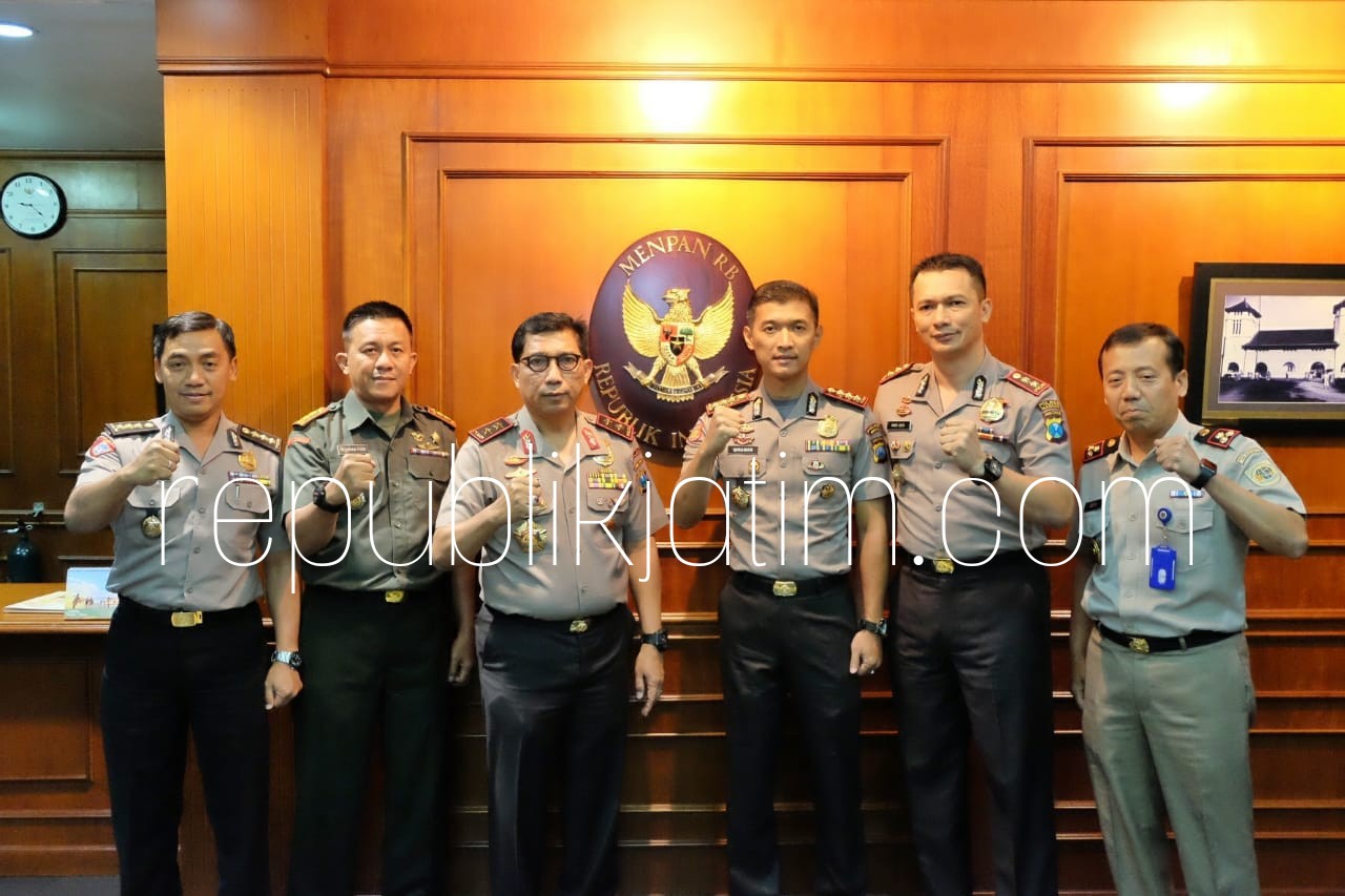 NOMINATOR - Kapolresta Sidoarjo, Kombes Pol Himawan Bayu Aji bersama Kapolda Jatim, Irjen Pol Machfud Arifin bersama jajaran lainnya yang masuk nominator Top 99 Kemen PAN RB melaksanakan presentasi sejumlah inovasinya, Jumat (13/07/2018).