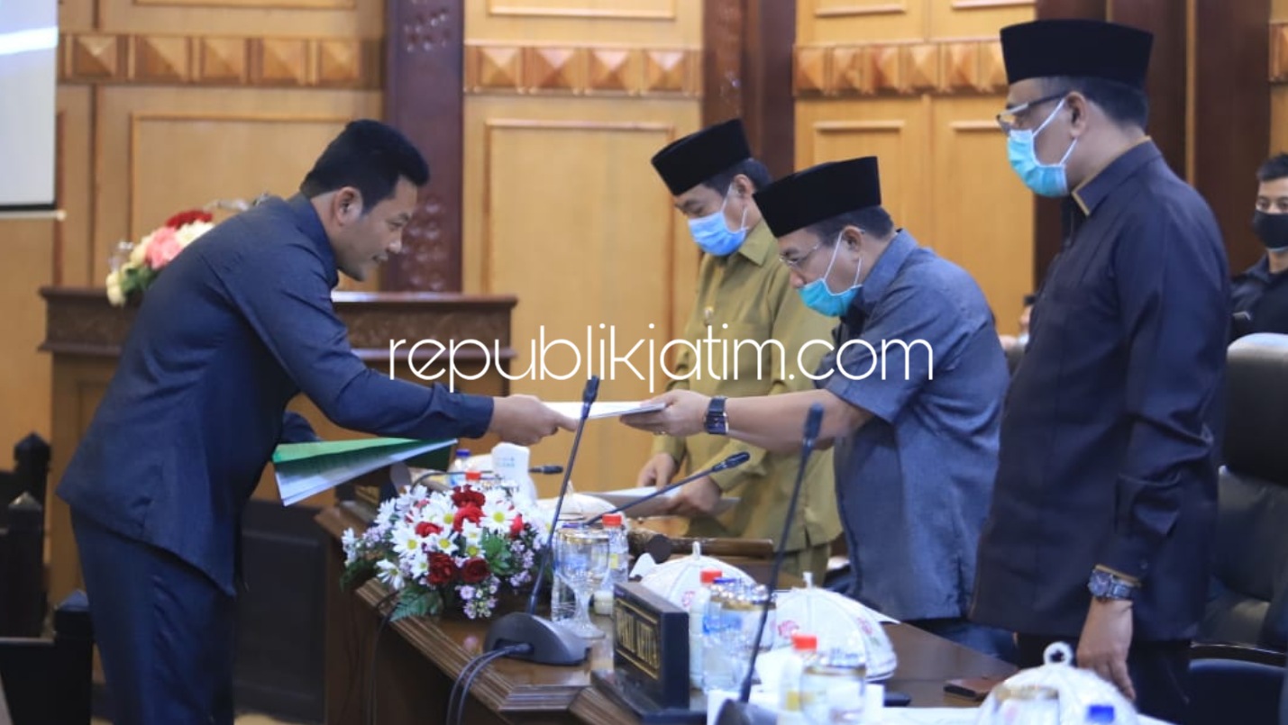 SERAHKAN - Juru Bicara (Jubir) Fraksi PKB DPRD Sidoarjo Subandi menyerahkan Pandangan Umum (PU) Silpa di Dinas Pekerjaan Umum (PU) dan Dinas Pendidikan yang dinilai terlalu besar mencapai Rp 288 miliar dan Rp 102 miliar saat paripurna, Senin (13/07/2020).