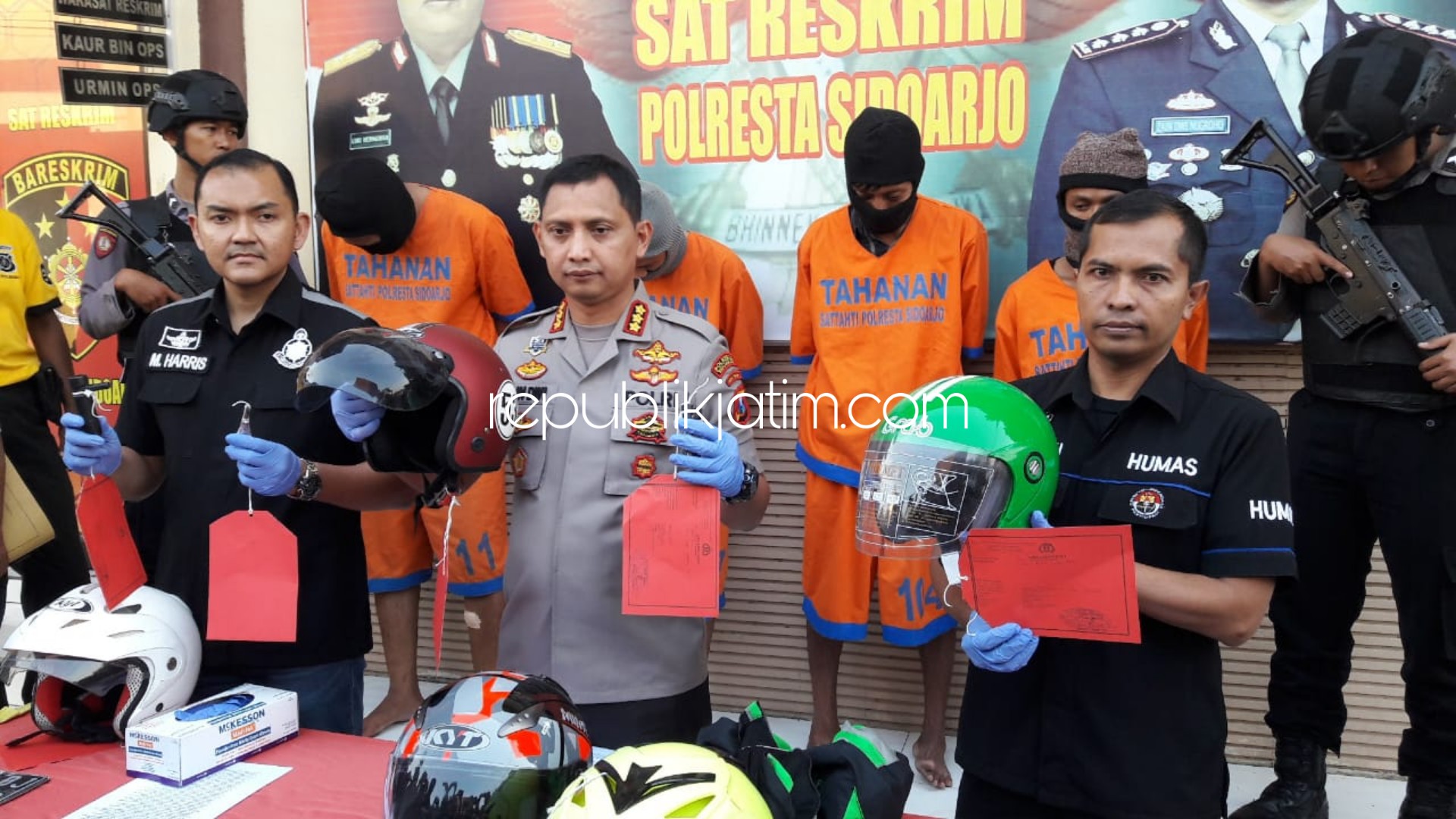 KOMPLOTAN - Sebanyak 4 anggota komplotan pencuri dan penadah motor curian diamankan petugas Satuan Reskrim, Polresta Sidoarjo beserta sejumlah barang buktinya motor, helem, kunci T dan lainnya, Sabtu (13/07/2019).