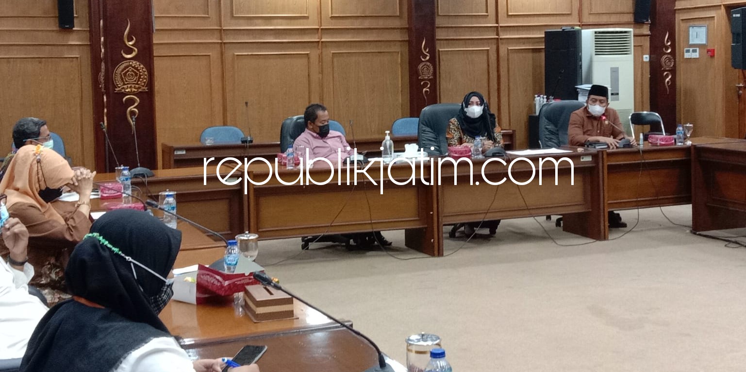 BUBAR - Panja Penanganan Covid-19 DPRD Sidoarjo terpaksa membubarkan Rakor bersama Komisi D DPRD dan ekskutif (Pemkab Sidoarjo) karena tidak dihadiri Sekda dan Kepala OPD tapi hanya diwakilkan staf OPD di ruang Paripurna DPRD Sidoarjo, Rabu (14/07/2021).