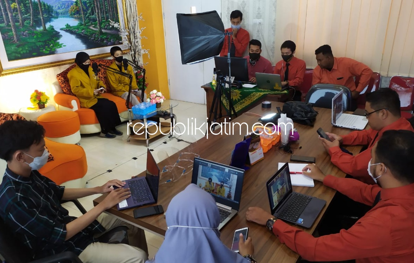 DARING - Sejumlah guru SMA Muhammadiyah I Taman (Smamita) menyiapkan prosesi pembukaan Forum Ta'aruf dan Orientasi Siswa (Fortasi) 232 siswa siswi kelas X menggunakan sistem daring (dalam jaringan) yang diakses melalui zoom meeting, Selasa (14/07/2020).