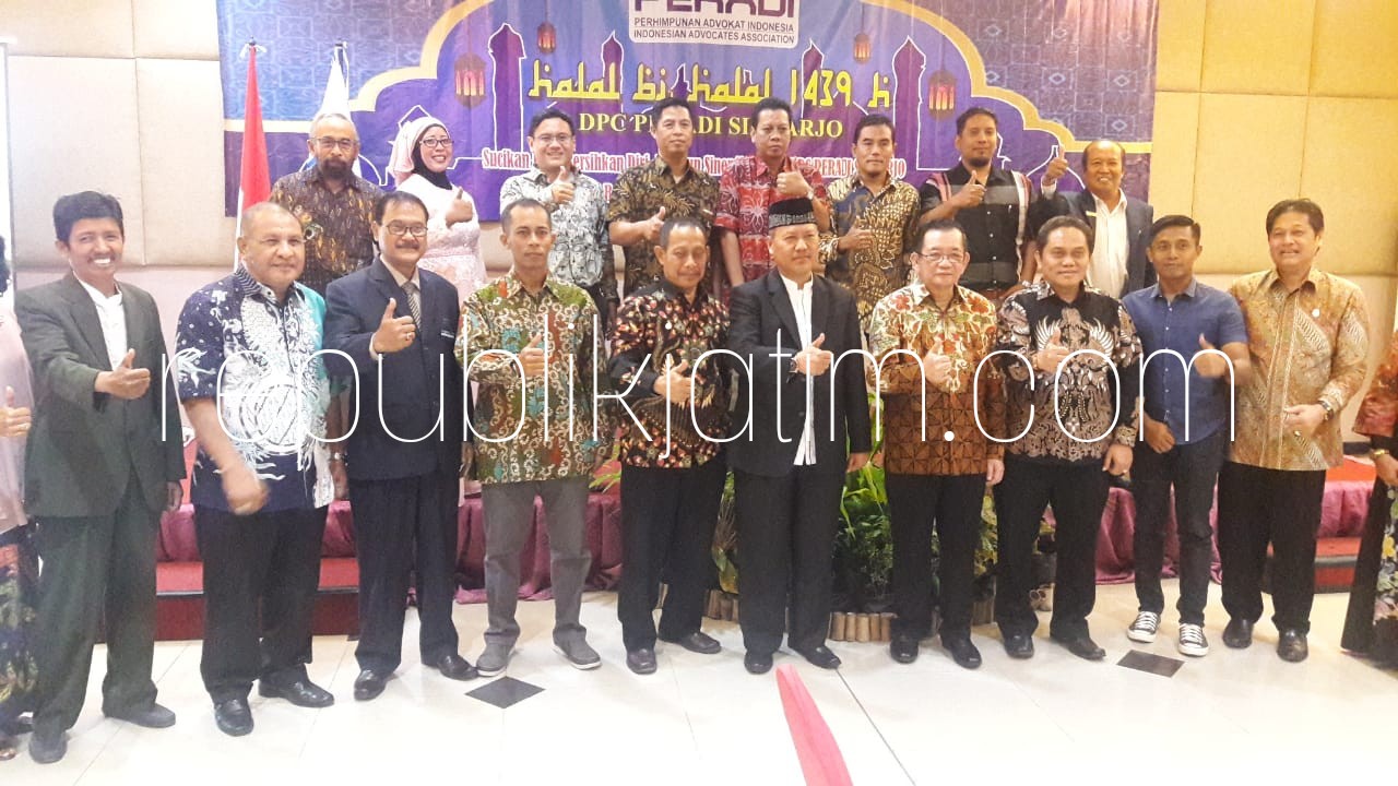 HALAL BIHALAL - Anggota dan pengurus DPC Peradi Sidoarjo menggelar acara halal bihalal yang diselenggarakan di ruang Jupiter Suncity Hotel Sidoarjo, Jumat (13/07/2018) malam.