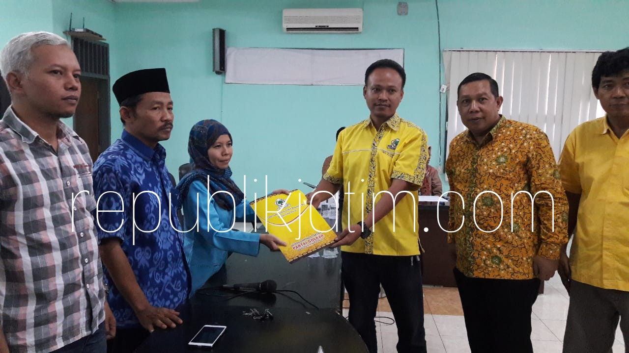MENDAFTAR - Ketua DPD Golkar, Warih Andono didampingi Caleg, Agus Yudi Setiawan menyerahkan berkas pencalegan puluhan kader DPD Golkar Sidoarjo ke komisaris KPU Sidoarjo, Sabtu (14/07/2018) petang.