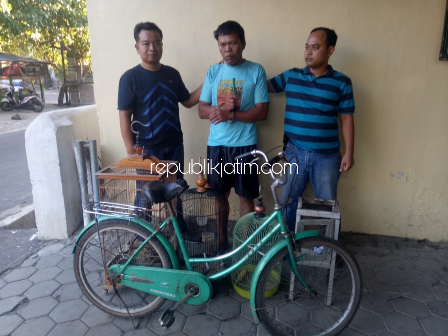 DITANGKAP - Tersangka spesialis pencurian burung, Heri Mustofa alias Grandong (36) warga Dusun Danten, Desa Ronosentanan, Kecamatan Siman, Ponorogo dipamerkan anggota Unit Reskrim Polsek Siman bersama barang buktinya, Minggu (14/07/2019).
