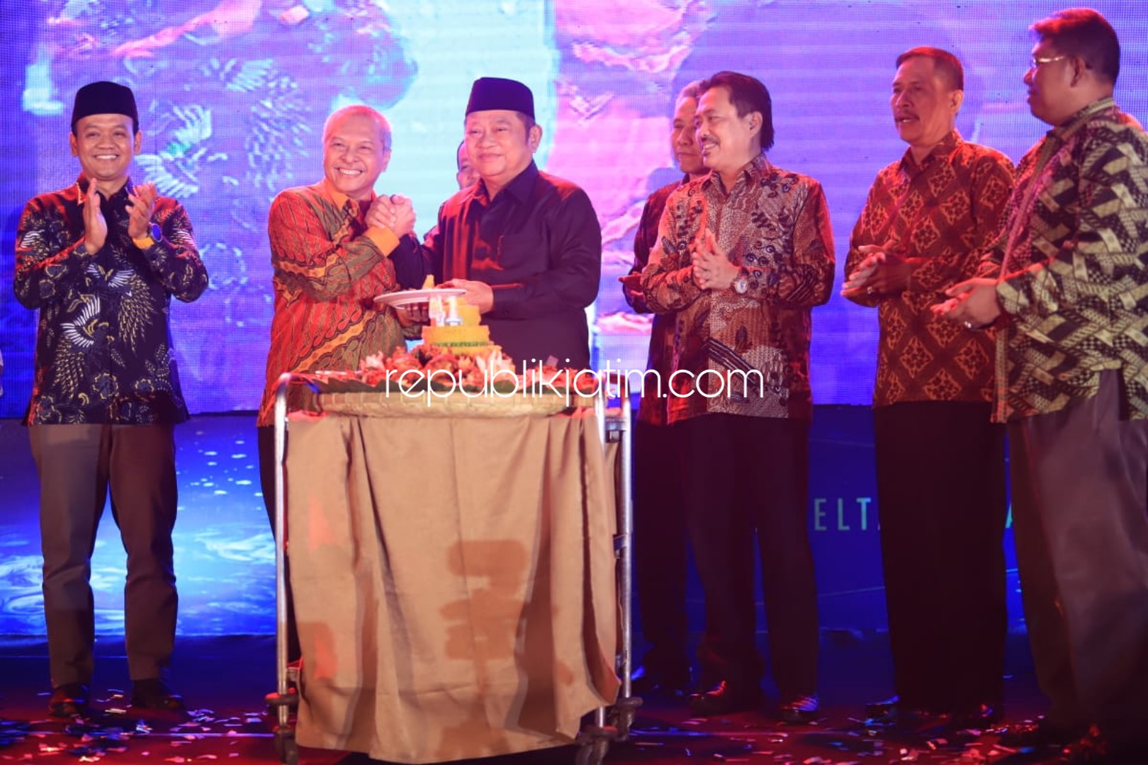 POTONG TUMPENG - Bupati Sidoarjo, Saiful Ilah menyerahkan potongan tumpeng kepada Plt Dirut PDAM Delta Tirta Sidoarjo, Abdul Basit Lao dalam peringatan HUT PDAM Delta Tirta Sidoarjo ke 41 di Suncity Hotel, Sabtu (13/07/2019) malam.
