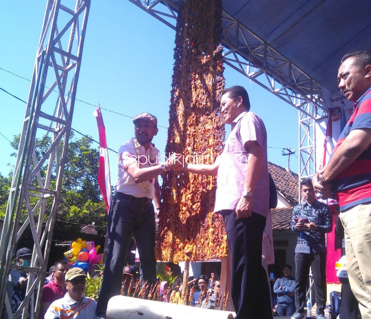 SATE AYAM - Bupati Ponorogo, Ipong Muchlisoni menjabat tangan Ketua Paguyuban Pedagang Sate Ayam Setono, Samsul Hidayat dalam acara Pemecahan Rekor Sate Terbesar dan Lontong Terbanyak, Minggu (14/07/2019).