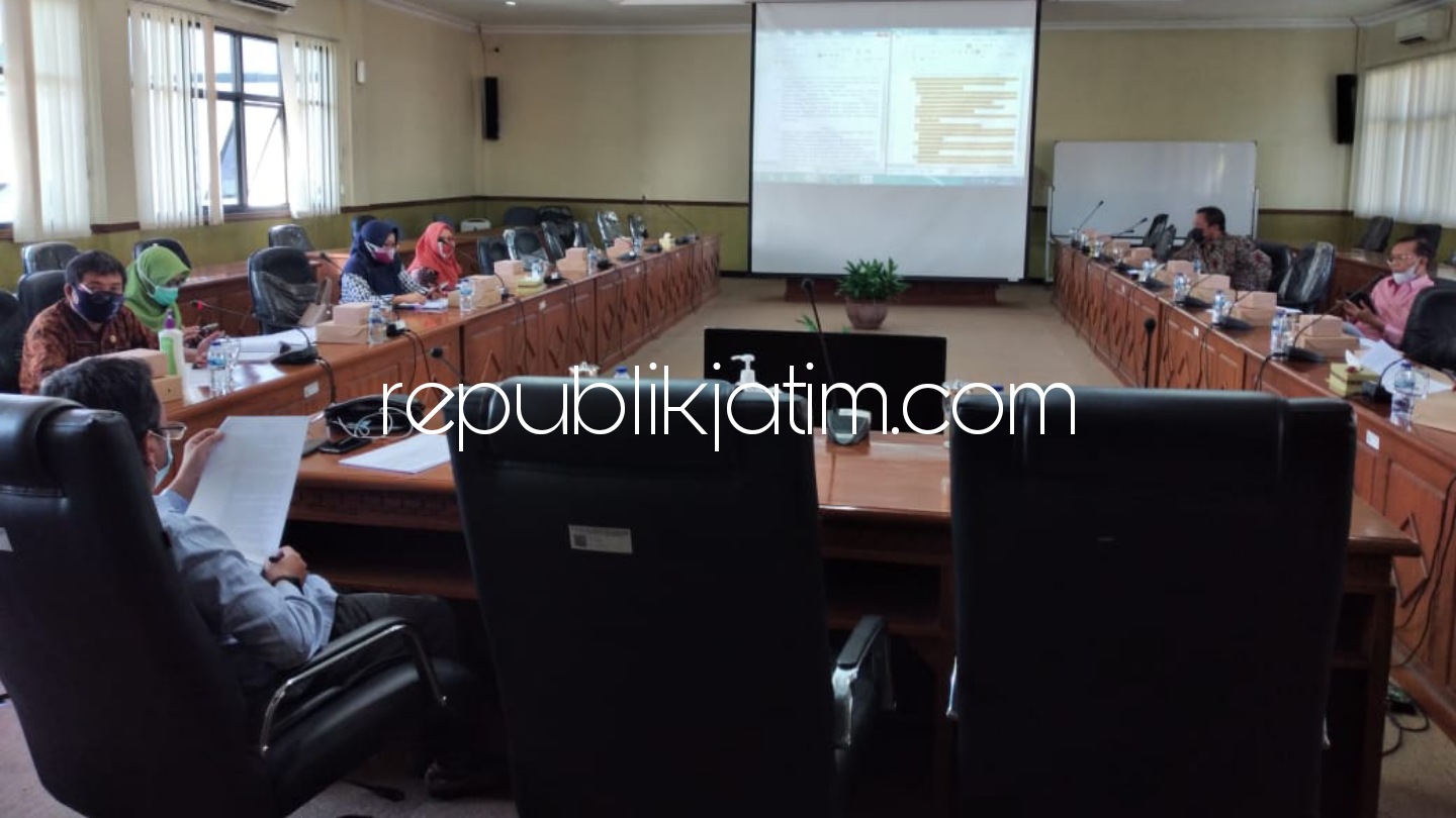 FINAL - Pansus DPRD Sidoarjo tentang Perubahan Nama PDAM Delta Tirta mempertajam isi draf Raperda yang disusun salah finalisasinya memasukkan syarat larangan keluarga Bupati untuk menjadi jajaran Dewan Pengawas dan Direksi PDAM, Kamis (15/07/2021).