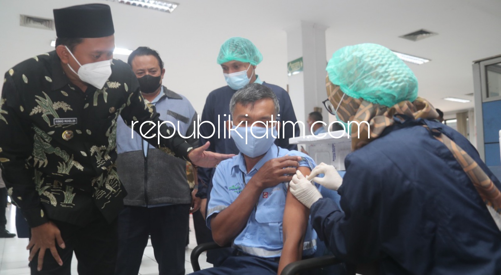 VAKSIN - Bupati Sidoarjo, Ahmad Muhdlor Ali (Gus Muhdlor) mengecek vaksinasi massal 5.300 karyawan Pabrik Kertas PT Tjiwi Kimia di area perusahaan di Desa Kramat Temenggung, Kecamatan Tarik, Sidoarjo, Kamis (15/07/2021). 