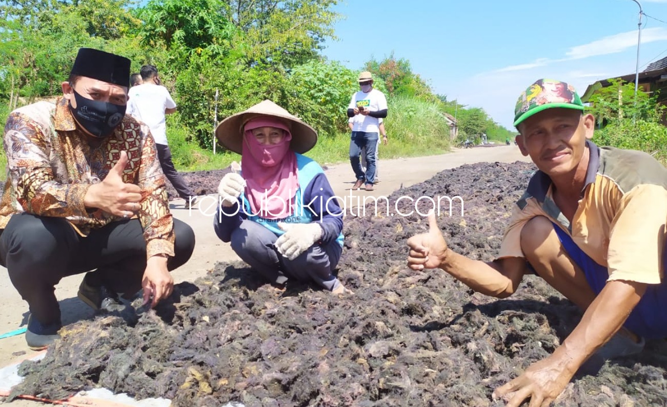 RUMPUT LAUT - Bacabup Bambang Haryo Soekartono (BHS) menyambangi Kampung Rumput Laut Dusun Tanjungsari, Desa Kupang, Kecamatan Jabon, Sidoarjo karena omzet turun 30 - 40 persen terdampak Covid-19 selama beberapa bulan terakhir, Rabu (15/07/2020).