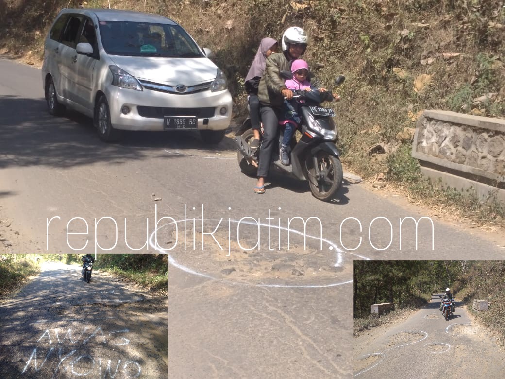 RUSAK BERAT - JL Raya Ngrayun yang kondisinya rusak berat dipenuhi lubang ditulisi warga 'Awas Nyowo', Minggu (15/07/2018).
