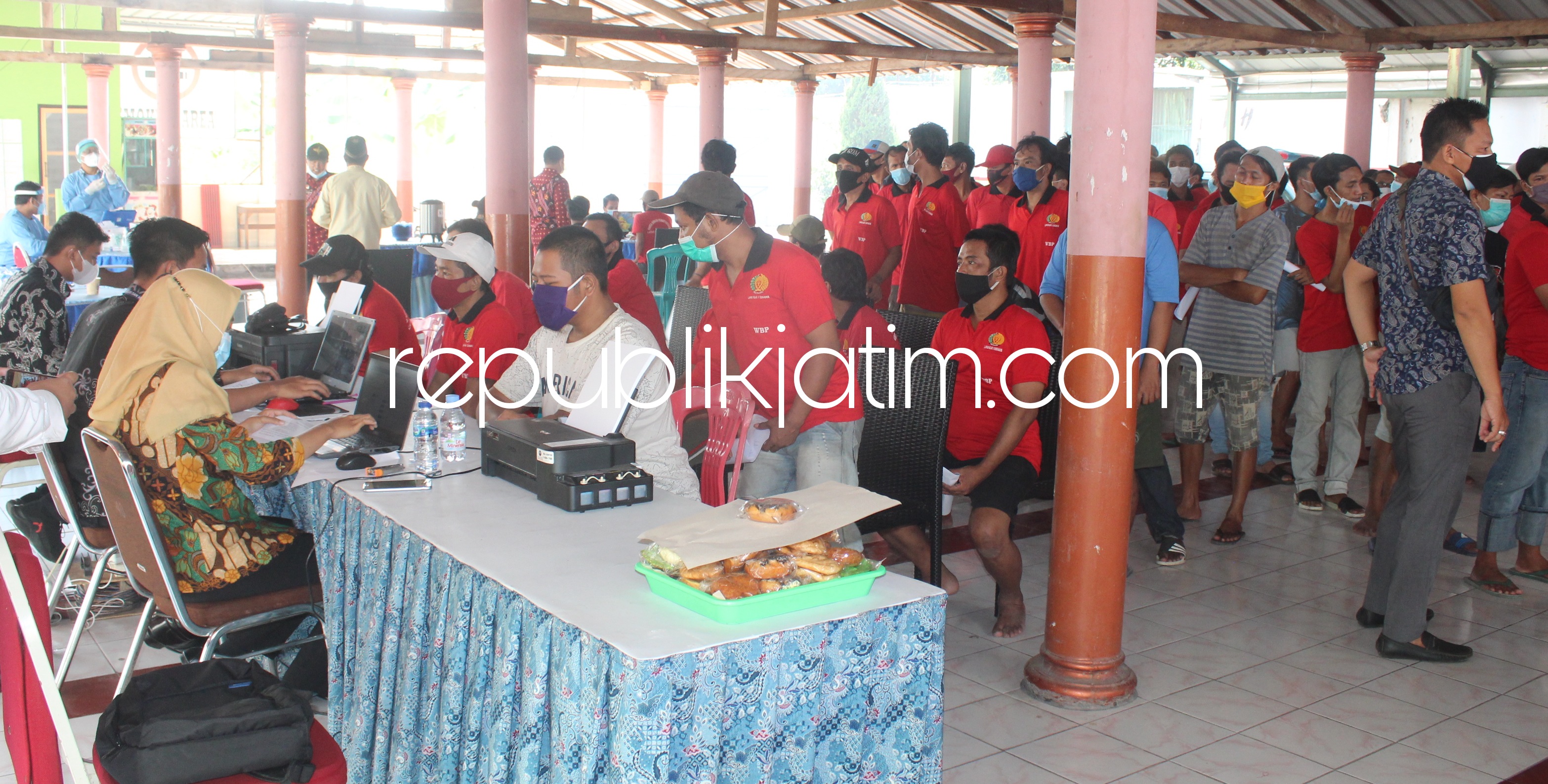 ANTRE VAKSIN - Ratusan Warga Binaan Pemasyarakatan (WBP) Lapas kelas I Surabaya di Porong, Sidoarjo antre mengikuti vaksinasi, Kamis (15/07/2021).