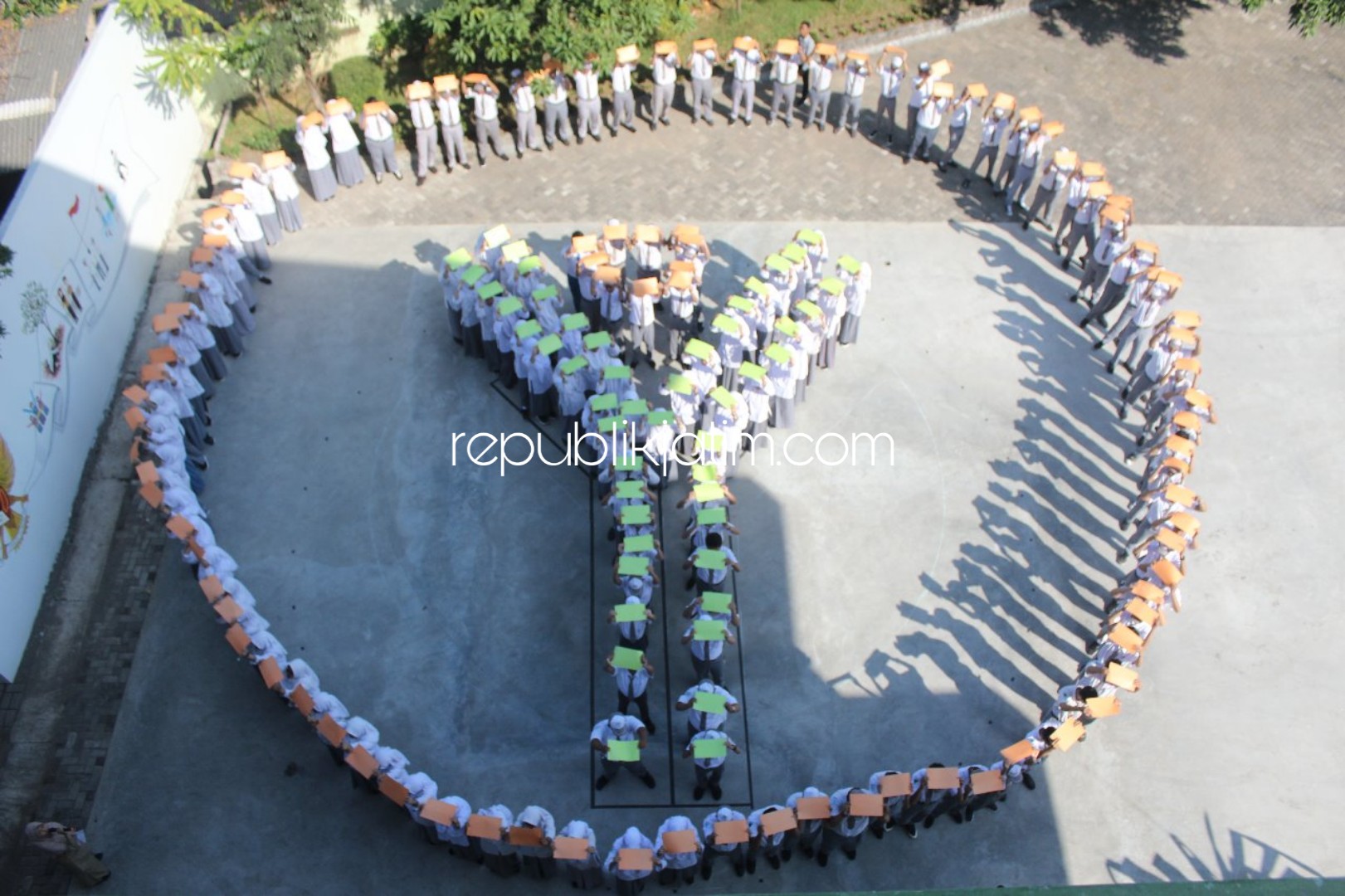 MPLS - Program Masa Pengenalan Lingkungan Sekolah (MPLS) di SMA Al Muslim JL Raya Wadungasri, Kecamatan Waru, Sidoarjo sekaligus menanamkan karakter cinta tanah air dan peduli lingkungan, Senin (15/07/2019).