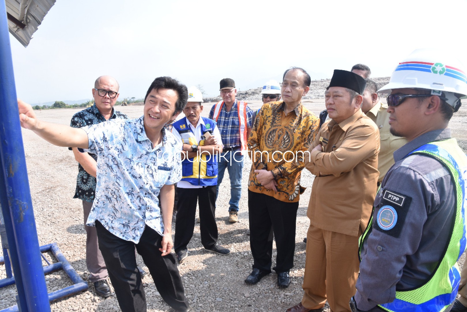 KUNJUNGAN - Bupati Sidoarjo, Saiful Ilah menerima kunjungan tim investor pengelolaan sampah di TPA Jabon, Sidoarjo, Senin (15/07/2019).