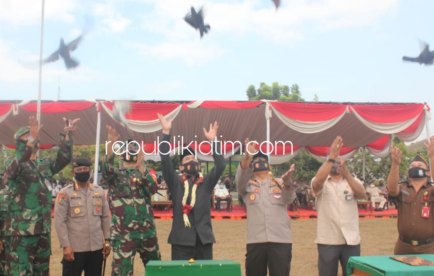 LAUNCHING - Sidoarjo Siap 24 Jam tahap V dilaunching plt Bupati Sidoarjo Nur Ahmad Syaifuddin bersama Dandim 0816 Sidoarjo Letkol Inf Muhammad Iswan Nusi dan Forkopimda di Makodim 0816 Sidoarjo, Rabu (15/07/2020).