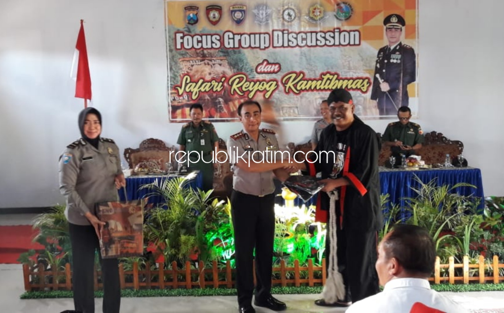 SAFARI - Kapolres Ponorogo, AKBP Radiant memimpin acara Safari Reog Kamtibmas yang digelar di Aula Balai Desa Ringinputih, Kecamatan Sampung, Ponorogo, Senin (15/07/2019).