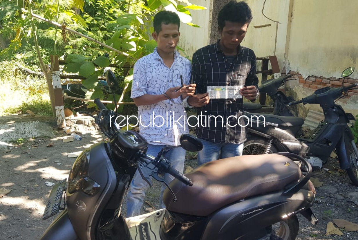 DIRINGKUS - Kedua tersangka kasus pencurian motor, Muhammad As’ad (28) warga Desa Dumajeh, Kecamatan Tanah Merah, Bangkalan dan Jaelani (28) warga Desa Plampakan, Kecamatan Camplong, Sampang diringkus polisi, Rabu (15/07/2020).