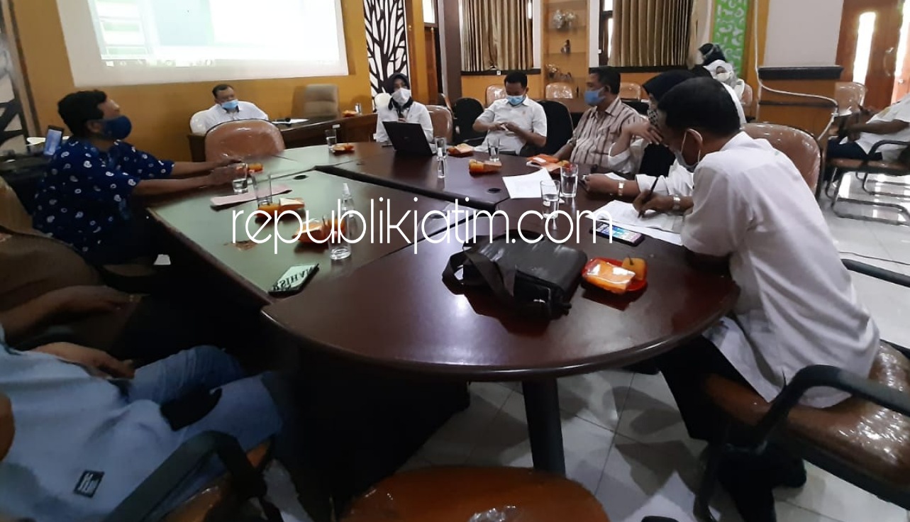 RAKOR - Perwakilan RW Krajan Barat, Krajan Tengah dan Ngingas serta Kelurahan/Kecamatan Krian turut Rapat Koodinasi (Rakor) pembuangan sampah bersama Kabid Kebersihan DLHK di Kantor Dinas DLHK Sidoarjo, Rabu (15/07/2020). 