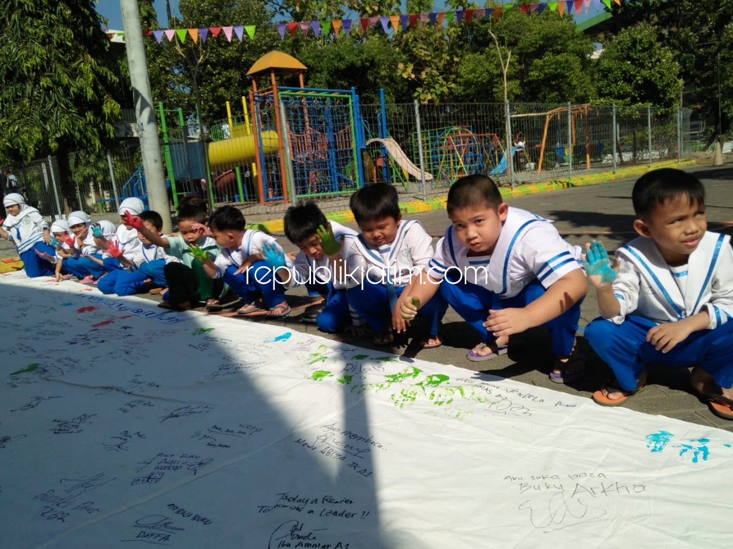 FINGER PAINTING - Sejumlah siswa siswi KB - TK Al Muslim JL Raya Wadungasri, Kecamatan Waru, Sidoarjo langsung berani Finger Painting saat hari pertama masuk sekolah, Senin (15/07/2019).
