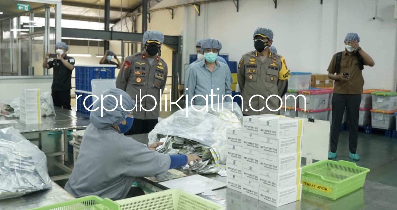 CEK - Kapolresta Sidoarjo Kombes Pol Kusumo Wahyu Bintoro mengunjungi PT Interbat dan PT Bernofarm untuk memastikan stok produksi obat bagi pasien Covid-19 yang diproduksi kedua industri farmasi itu aman, Kamis (15/07/2021).
