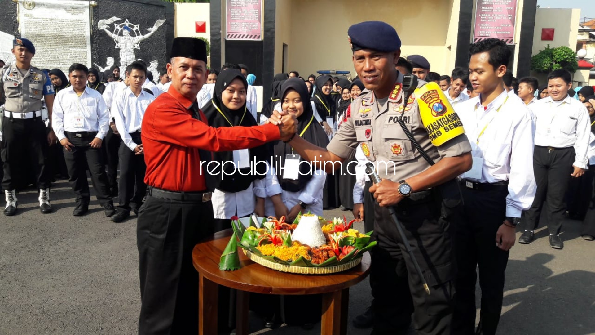 AKRAB - Kepala Smamita Sidoarjo, Zainal Arif Fakhrudin berjabat tangan dengan Kasat Brimob Polda Jatim, Kombes Pol I Ketut Gede Wijatmika saat upacara Masa Pengenalan Lingkungan Sekolah (MPLS), Selasa (16/07/2019).