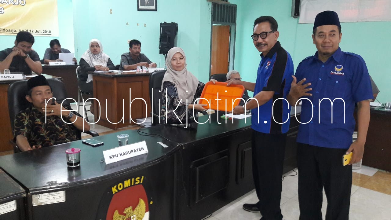 DAFTAR - Pendaftaran 50 Bacaleg dari DPD Nasdem Sidoarjo ke KPU Sidoarjo menambah daftar partai yang mendaftar hingga menjelang detik akhir baru 4 partai yang mendaftar secara resmi, Senin (16/07/2018).