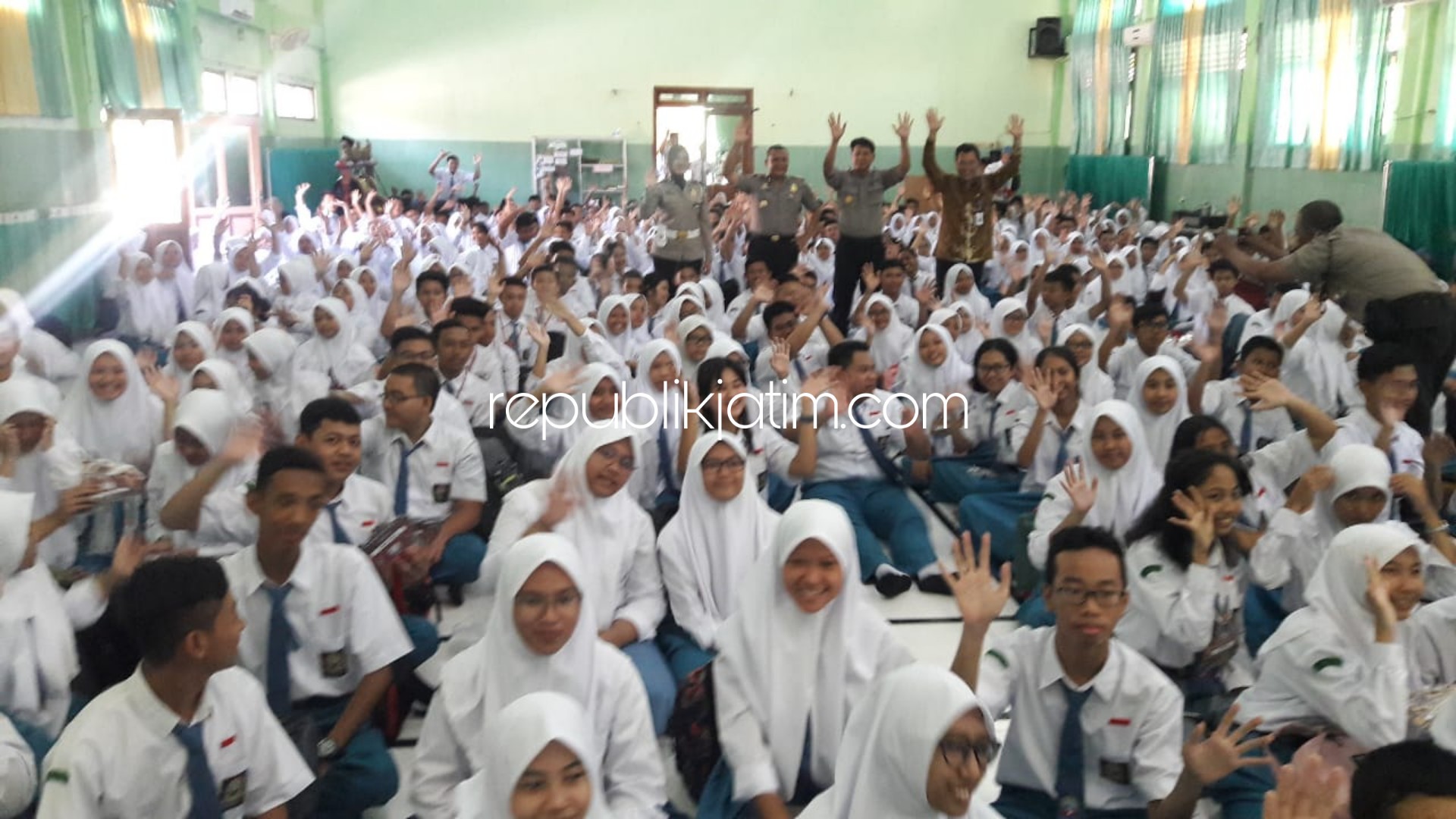 PAPARAN - Wakapolresta Sidoarjo, AKBP M Anggi Naulifar Siregar didampingi Kepala Cabang Dinas Propinsi Jatim, Sukaryantho memberikan paparan dan motivasi kepada sekitar 400 siswa siswi baru SMAN 1 Sidoarjo saat MPLS, Selasa (16/07/2019).