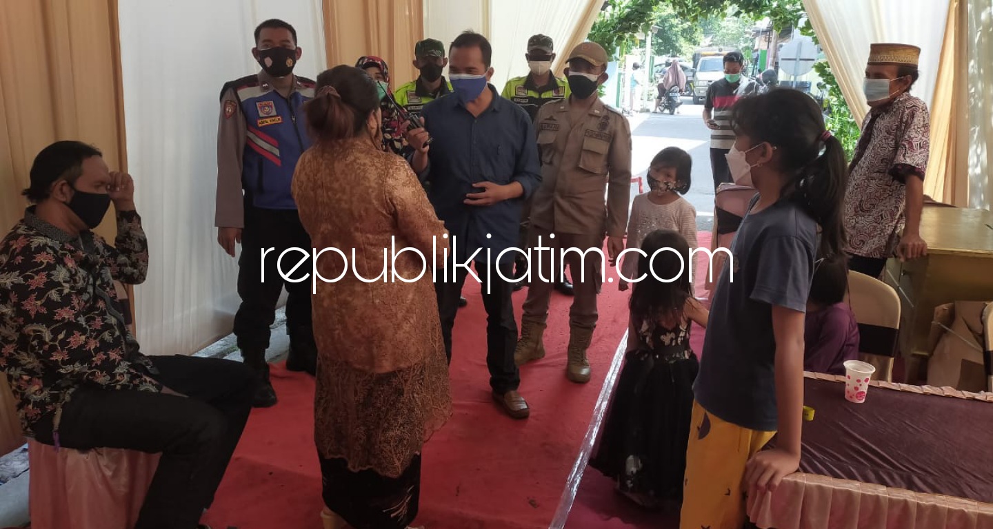 BUBARKAN - Satgas Covid-19 Bubarkan acara hajatan yang diadakan Solichah, warga Bebekan, Kecamatan Taman, Sidoarjo dengan turun langsung menyampaikan agar hajatan dibatalkan, Jumat (16/07/2021).