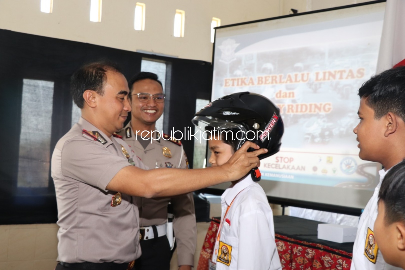 SOSIALISASI - Kapolres Ponorogo, AKBP Radiant dan Kasat Lantas, AKP Bambang Prakoso memberikan sosialisasi berlalu lintas di SMP Terpadu Ponorogo, Selasa (16/07/2019).