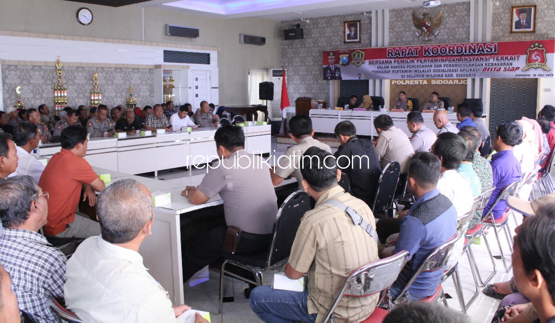 ANTISIPASI - Kapolresta Sidoarjo, Kombes Pol Zain Dwi Nugroho mengumpulkan para pemilik Pertamini se Sidoarjo sebagai antisipasi kebakaran pom mini di Aula Bharadaksa, Selasa (16/07/2019).