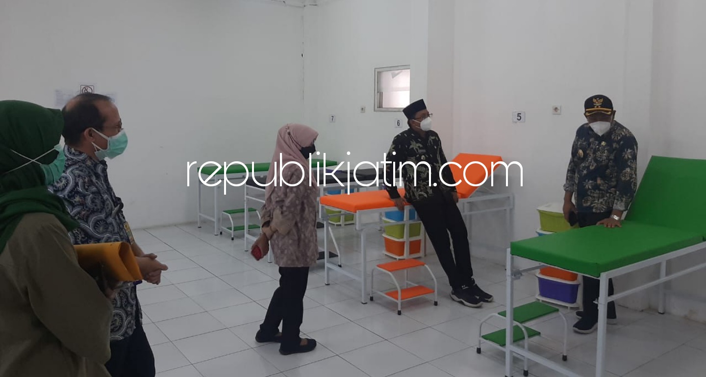 SIDAK - Bupati dan Wabup Sidoarjo, Ahmad Muhdlor Ali (Gus Muhdlor) dan Subandi didampingi Kepala Puskesmas dan Dinkes saat meninjau tempat Isoman di Puskesmas Sedati, Kamis (15/07/2021) sore.