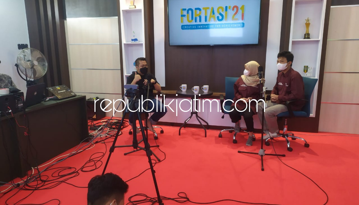MOTIVASI - Alumni Smamda Tahun 2010, Malik Atmadja yang kini menggeluti dunia Musik Manajemen memotivasi sekitar 400 siswa baru Smamda angkatan Tahun 2021 saat Fortasi, Jumat (16/07/2021). 