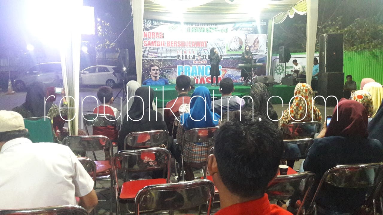 NOBAR - Ratusan peserta Nonton Bareng (Nobar) di halaman RSI Siti Hajar dihibur salawatan duet artis dan bintang tamu, Veve Zulfikar dan Dina Hijriana, Minggu (15/07/2018) malam.