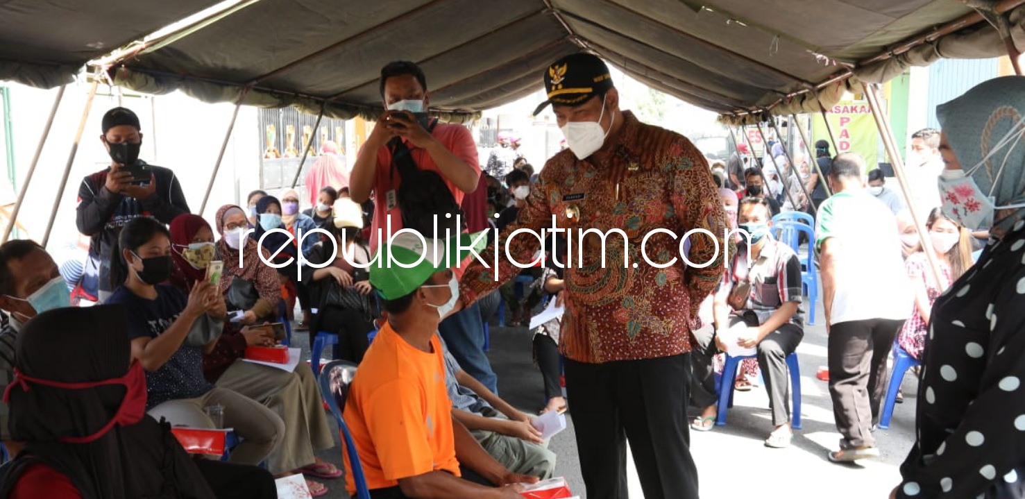 TINJAU - Wabup Sidoarjo, Subandi meninjau vaksinasi di Balai Desa Pabean, Kecamatan Sedati dan di Pondok Pesantren Al Barokah, Gedangan, Sidoarjo, Sabtu (17/07/2021).
