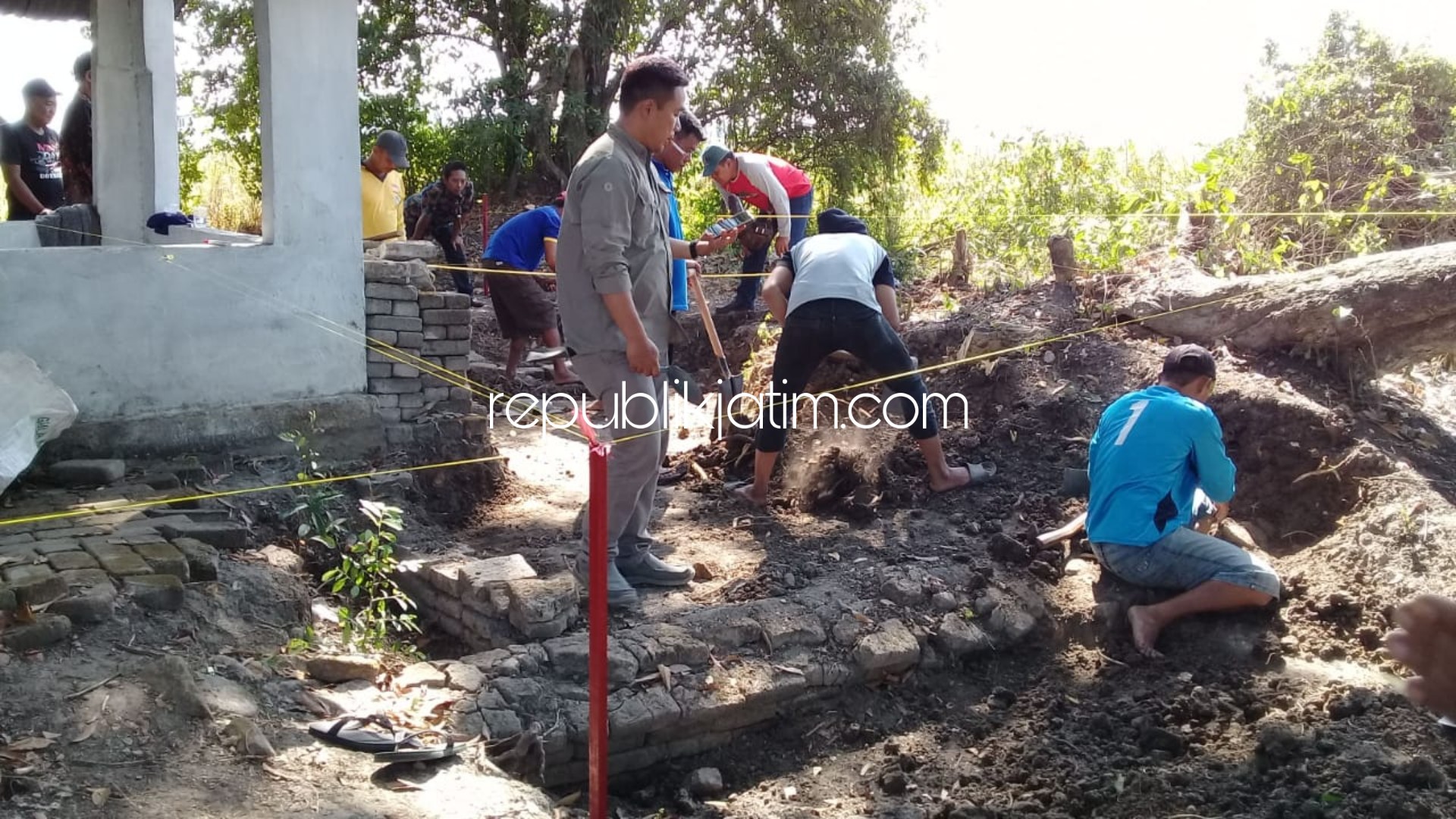 EKSKAVASI - Tim BPCB Trowulan, Mojokerto mengekskavasi temuan situs di Desa Watesari, Kecamatan Balongbendo, Sidoarjo, Selasa (16/07/2019).
