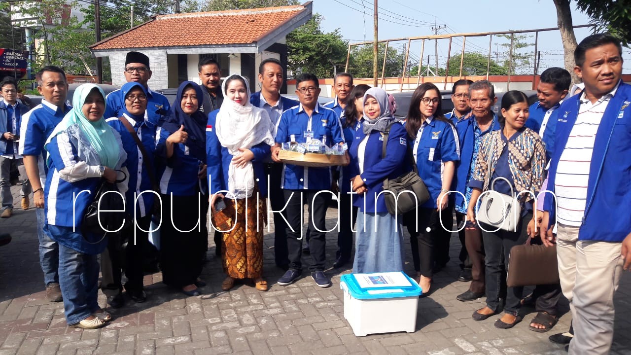 MENDAFTAR - 50 Caleg Partai Demokrat mendaftarkan diri ke KPU Sidoarjo sambil membawa tumpeng yang diserahkan ke KPU Sidoarjo, Selasa (17/07/2018).