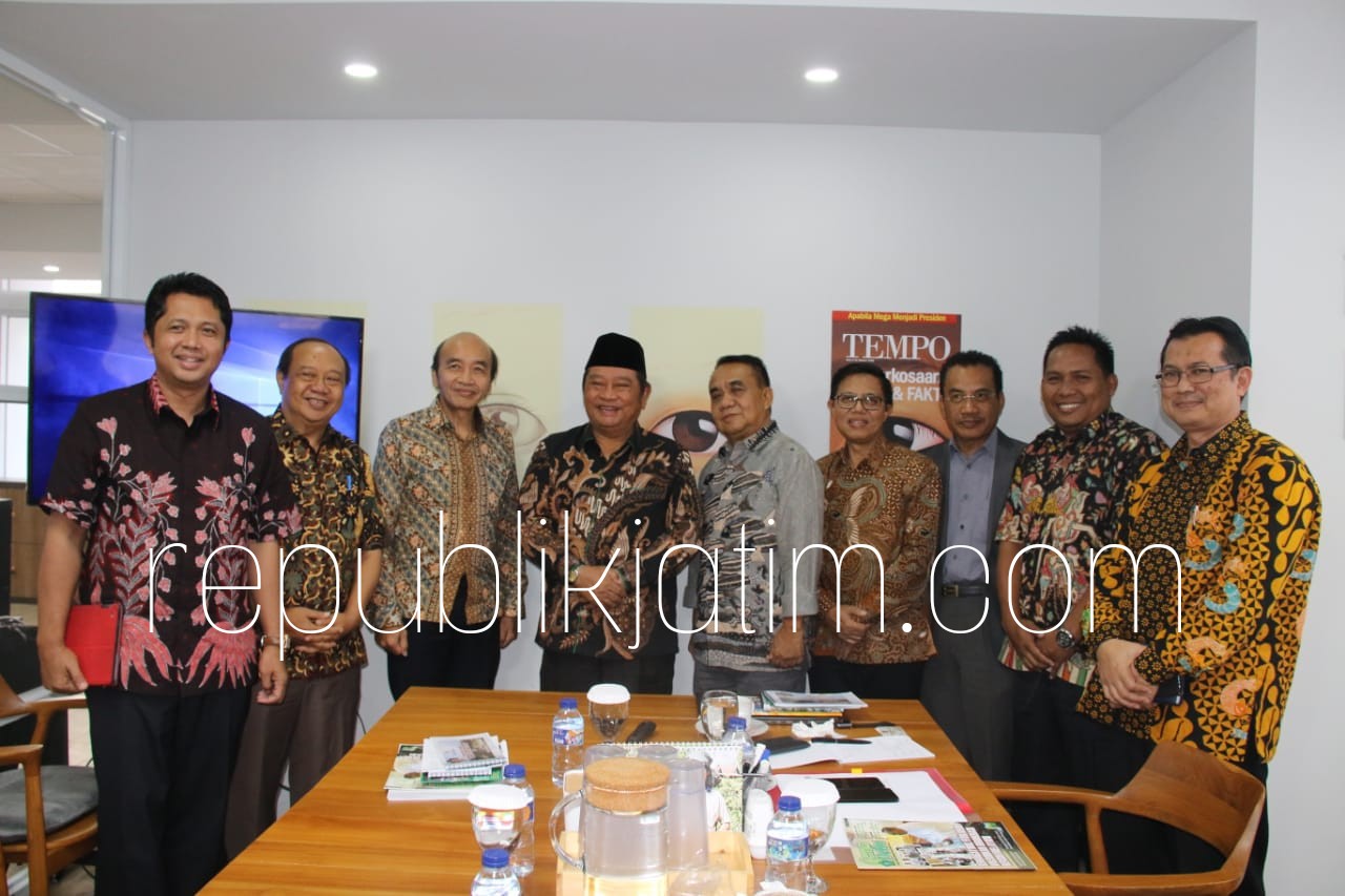 NOMINATOR - Bupati Sidoarjo, Saiful Ilaj memaparkan pembangunan di Sidoarjo saat masuk nominator IAA 2018, Selasa (17/07/2018).