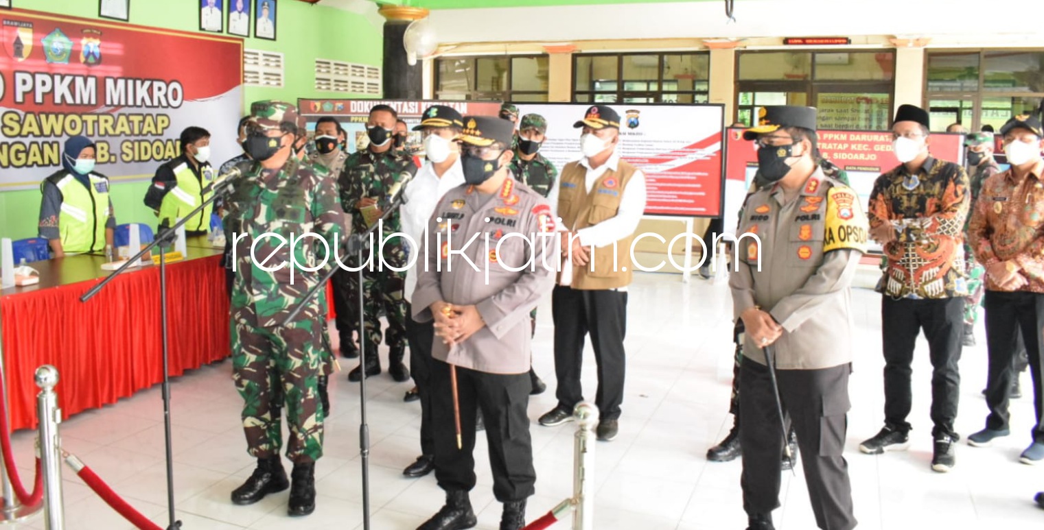 TINJAU - Panglima TNI Marsekal Hadi Tjahjanto, Kapolri Jenderal Listyo Sigit Prabowo bersama Menteri Kesehatan RI Budi Gunadi Sadikin meninjau posko PPKM Mikro di Balai Desa Sawotratap, Kecamatan Gedangan, Sidoarjo, Sabtu (17/07/2021).