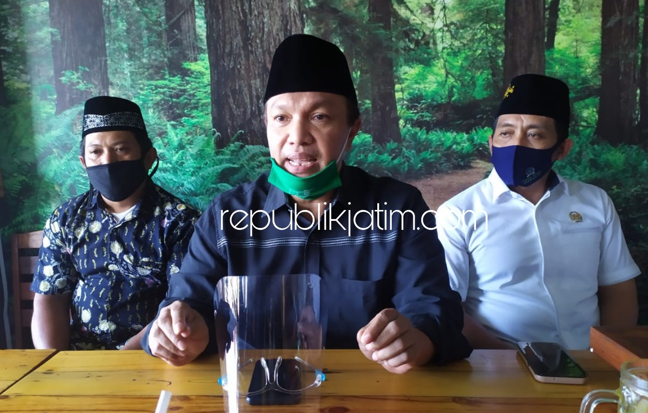 KLARIFIKASI - Ketua Forum PAC PKB, Maksum Zubair mengklarifikasi jika 18 PAC PKB tidak pernah memberikan dukungan ke salah satu Bakal Calon (Balon) Bupati dan Wakil Bupati Sidoarjo saat jumpa pers di salah satu rumah makan di Magersari, Jumat (17/07/2020)