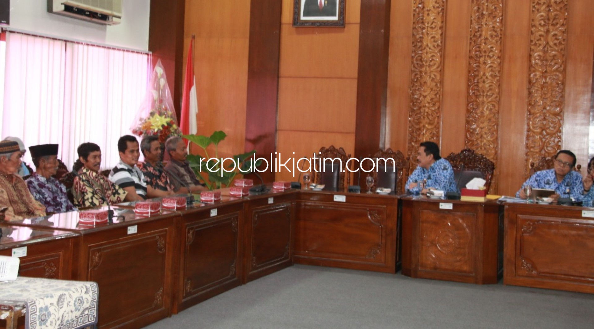 SOLUSI - Wabup Sidoarjo, Nur Ahmad Syaifuddin dan Kepala DLHK Pemkab Sidoarjo, Sigit Setyawan rapat koordinasi terkait bahan bakar pabrik tahu di Desa Tropodo, Kecamatan Krian, bersama sejumlah pengusaha tahu lainnya, Rabu (17/07/2019).