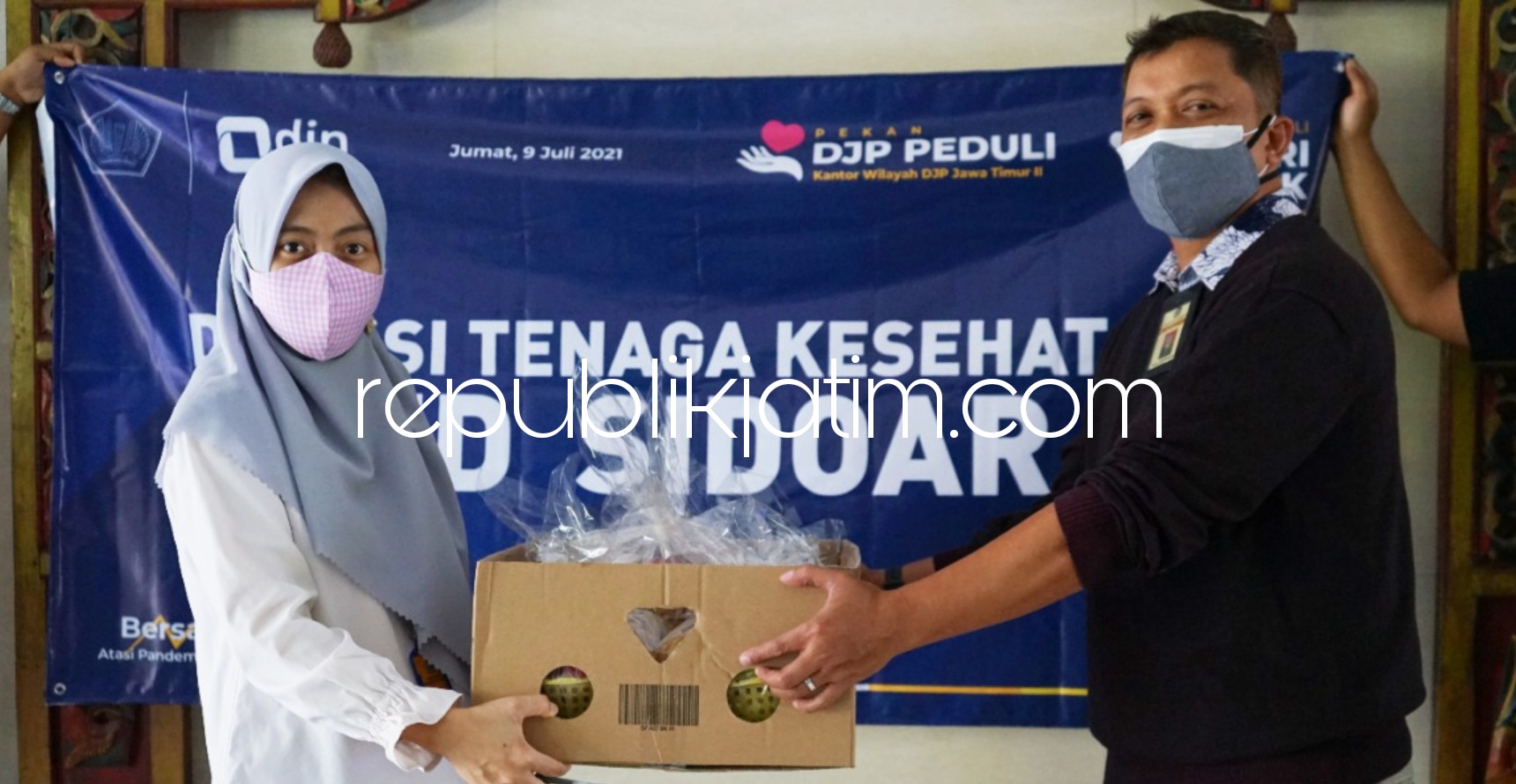 BANTUAN - Kanwil DJP Jatim II menyerahkan bantuan bagi Nakes di RSUD Sidoarjo dan untuk 3 desa di Kecamatan Sedati, Sidoarjo, Sabtu (17/07/2021). 