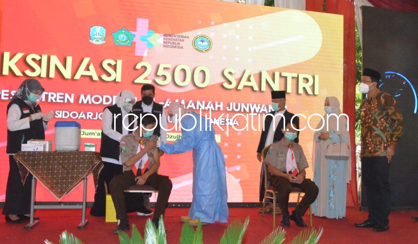VAKSIN - Gubernur Jatim, Khofifah Indar Parawansa dan Bupati Sidoarjo, Ahmad Muhdlor Ali menyaksikan vaksinasi 2.500 santri Ponpes Al Amanah, Desa Junwangi, Kecamatan Krian, Sidoarjo, Jumat (16/07/2021).