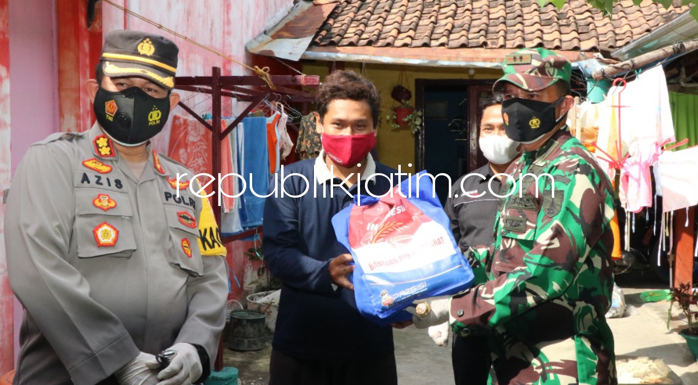 DISTRIBUSI - Kapolres Ponorogo, AKBP Mochamad Nur Azis dan Dandim 0802 Ponorogo memberangkatkan Bhabinkamtibmas dan Babinsa mendistribusikan bantuan 1.000 paket sembako bagi warga terdampak Covid-19, Sabtu (17/07/2021). 