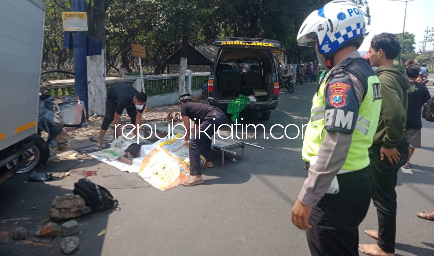 EVAKUASI - Petugas Unit Laka, Satuan Lantas, Polresta Sidoarjo mengevakuasi sopir mobil pikup L300 bernopol L 9512 C yang dikemudikan Saiful Bahri (35) warga Jombang karena menabrak di JL Raya Taman, Sidoarjo, Minggu (18/07/2021).