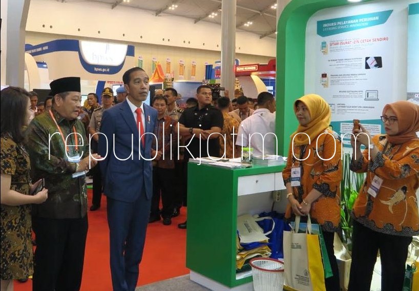 PEMAPARAN - Bupati Sidoarjo, Saiful Ilah memberikan pemaparan kepada Presiden RI, Joko Widodo saat mengunjungi stan Sidoarjo dalam pameran Apkasi di Indonesia Convention Exhibition Bumi Serpong Damai City, Tangerang kemarin.