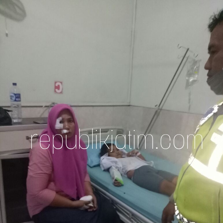 DIRAWAT - Ny Kustining dan Adinda Tri Afriyanti tengah berbaring lemas saat mendapatkan perawatan medis RS Pusdik Gasum Porong, Rabu (18/07/2018).